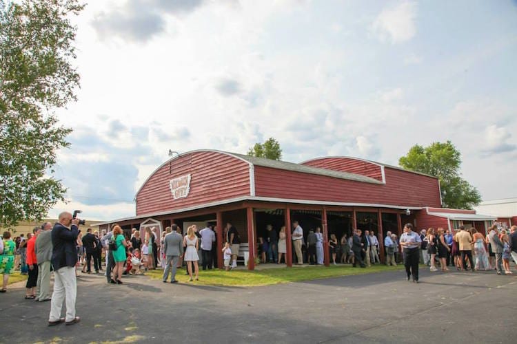 wisconsin-barn-wedding-venue-dells