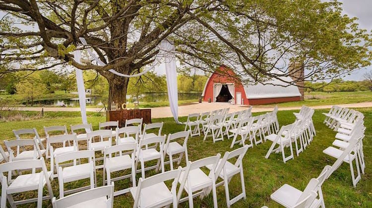 wisconsin-barn-wedding-venue-pioneer-creek-farm